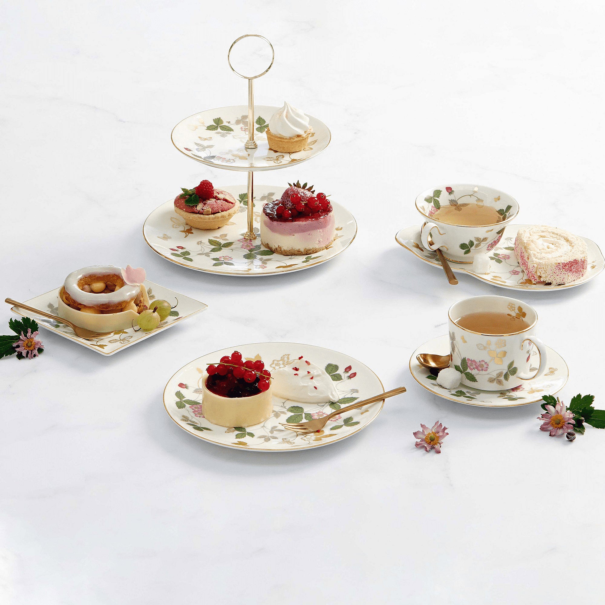 Wild Strawberry Cake Plate