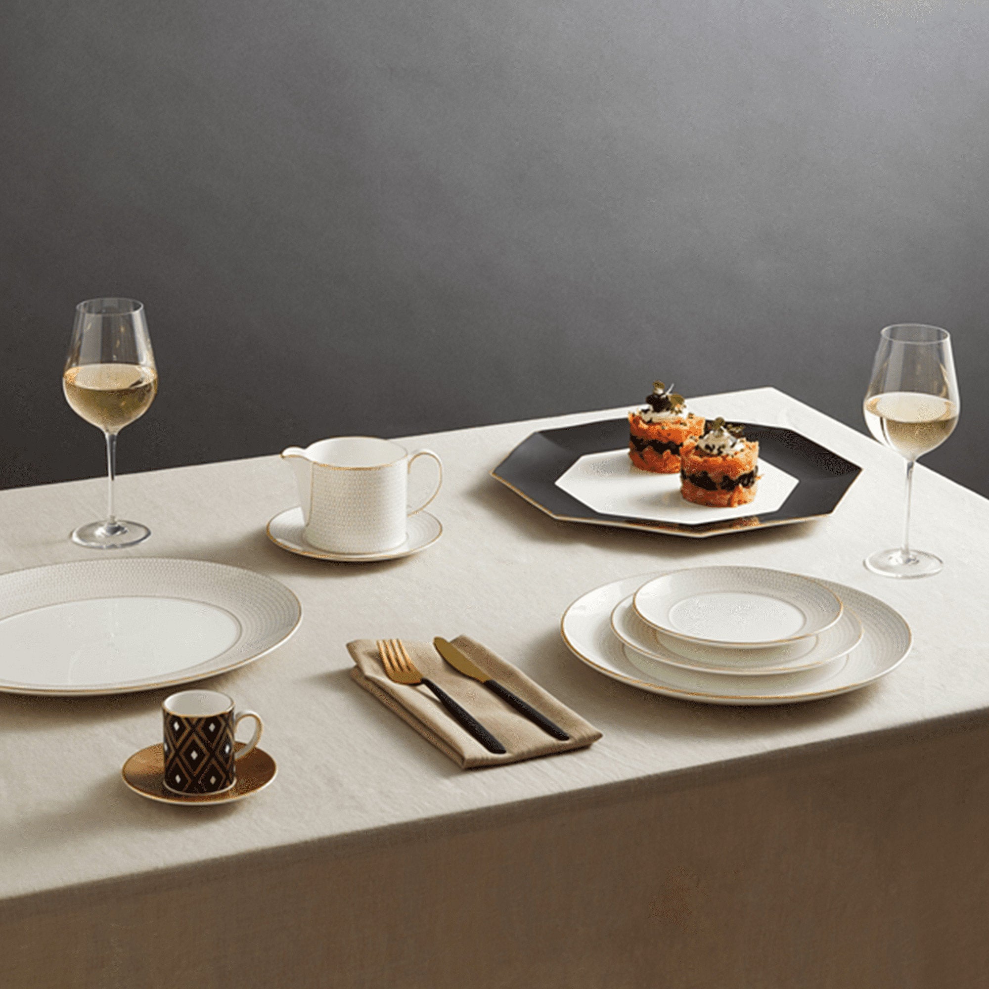 Gio Gold Open Oval Vegetable dish