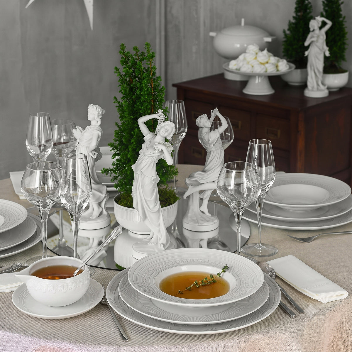 Ornament Sauceboat & Stand